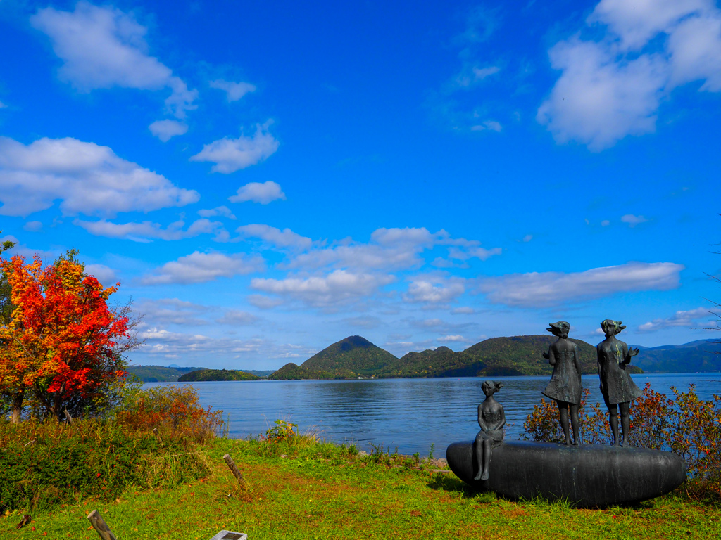 洞爺湖の紅葉と彫刻