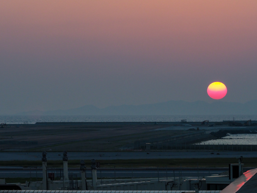 那覇空港の夕暮れ