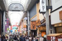 日曜日の東向き商店街