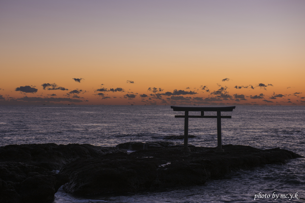 日の出前の海鳥居