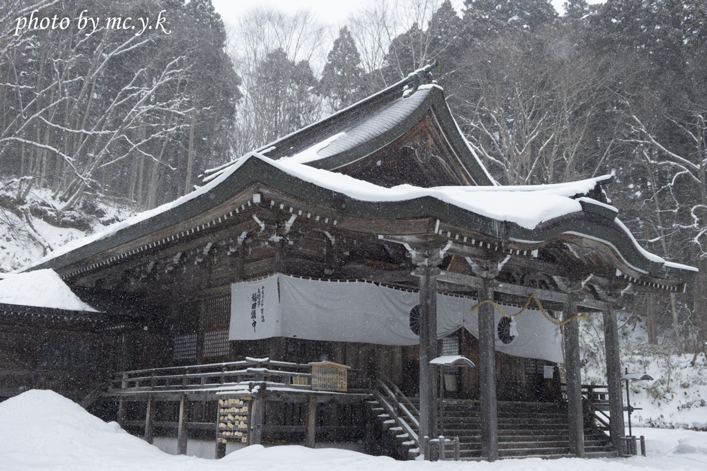 雪の中社