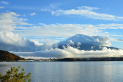 河口湖大橋と恥ずかしがりやな富士山