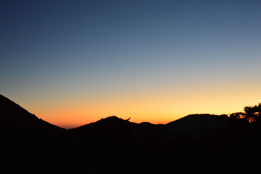 夕闇の山並