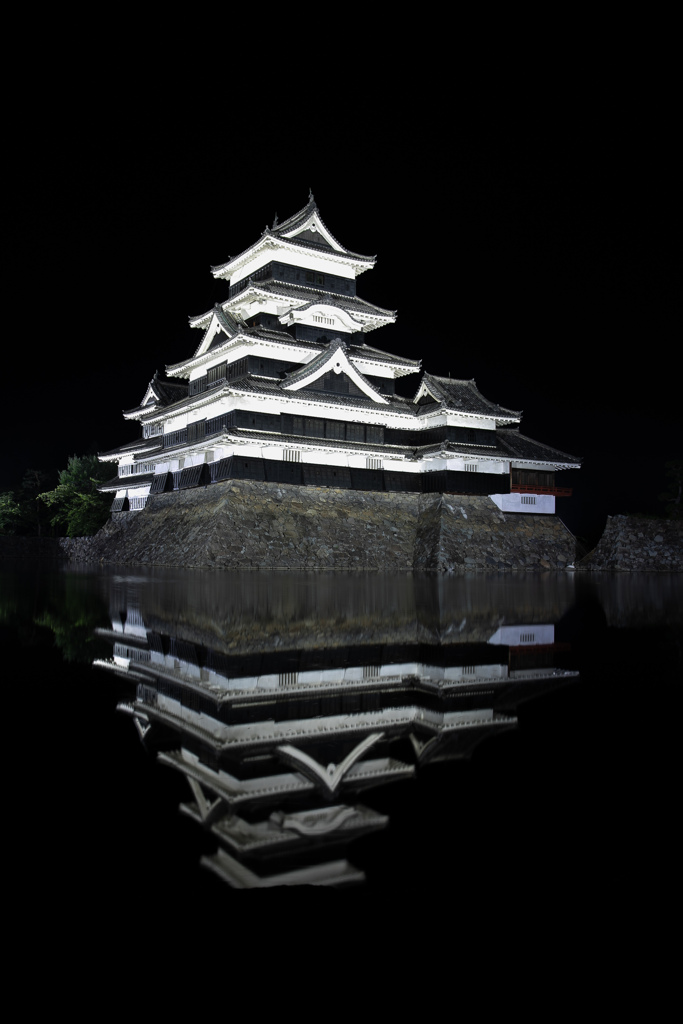 夜の松本城