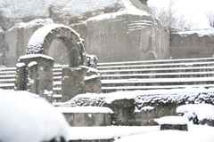 石と雪