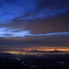 夜明け前の街