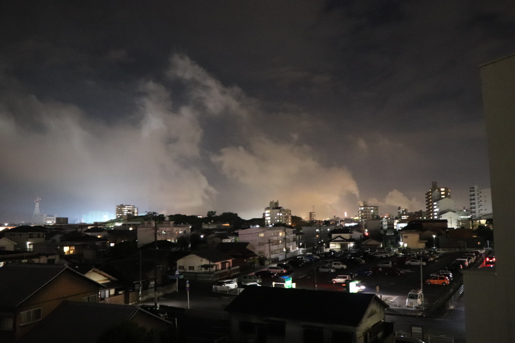 肉眼では気づく事のない風の流れ。その先は深夜の工場でした。