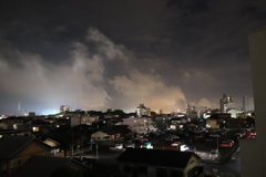 肉眼では気づく事のない風の流れ。その先は深夜の工場でした。