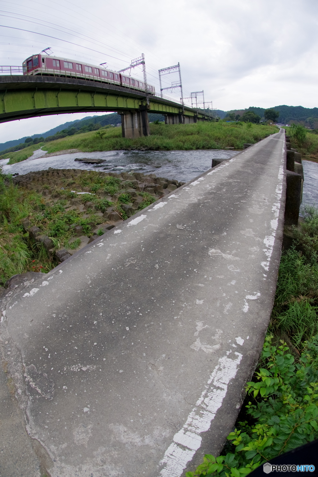 沈下橋のある鉄道風景