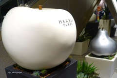 白いリンゴと銀の洋梨