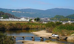 沈下橋のある鉄道風景