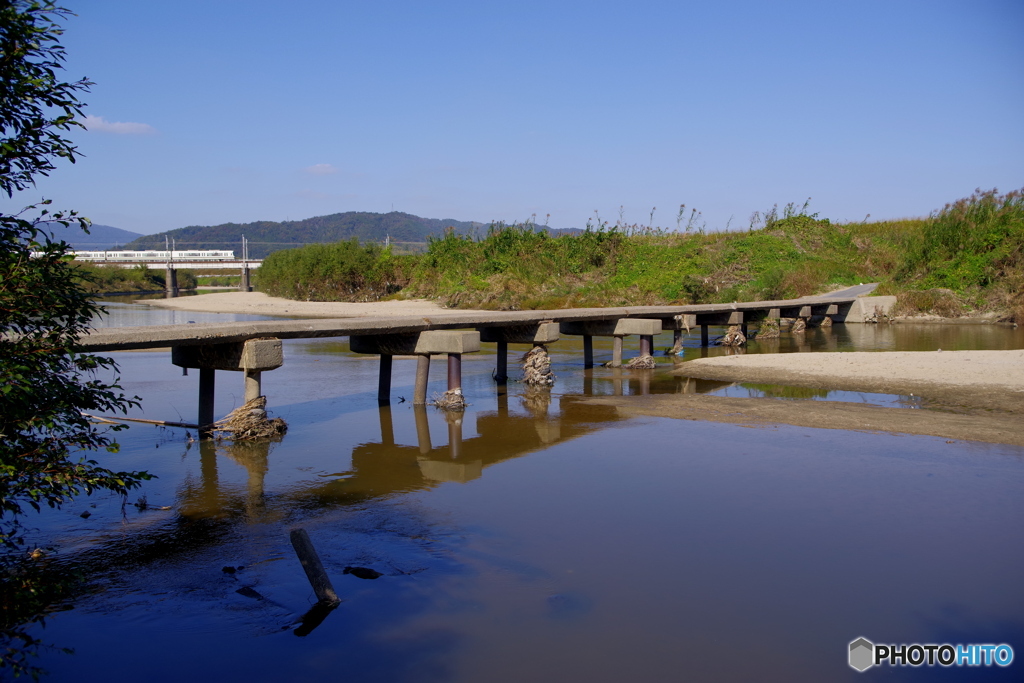 沈下橋と鉄道の風景