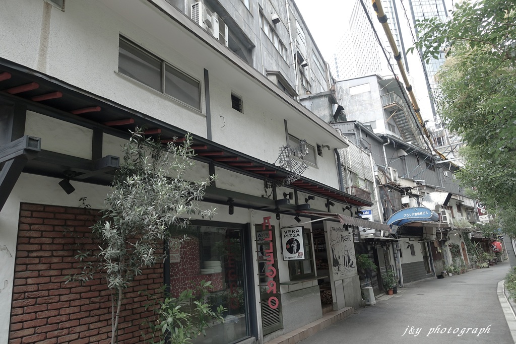 ビル街の横に残る昭和