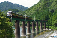 飛騨川を渡る