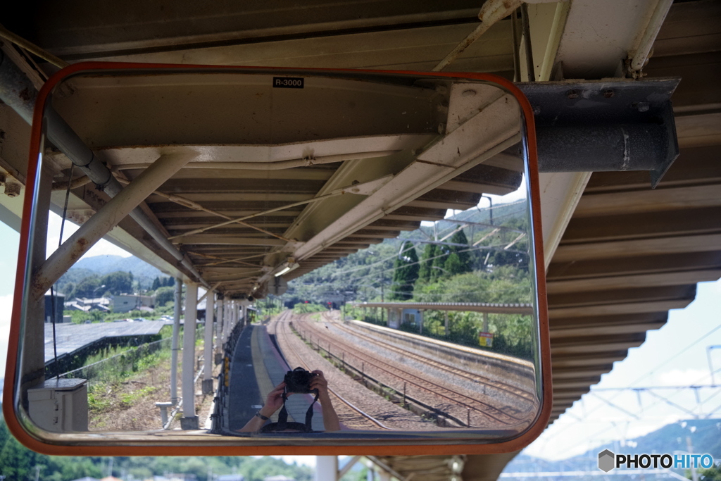 誰もいないホームでミラー自撮り