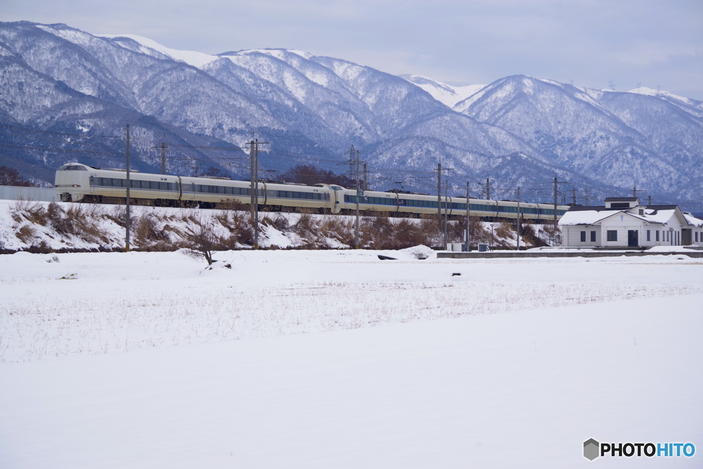 白い鉄道風景