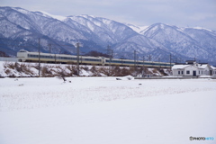 白い鉄道風景