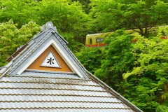 瓦屋根と叡電の風景