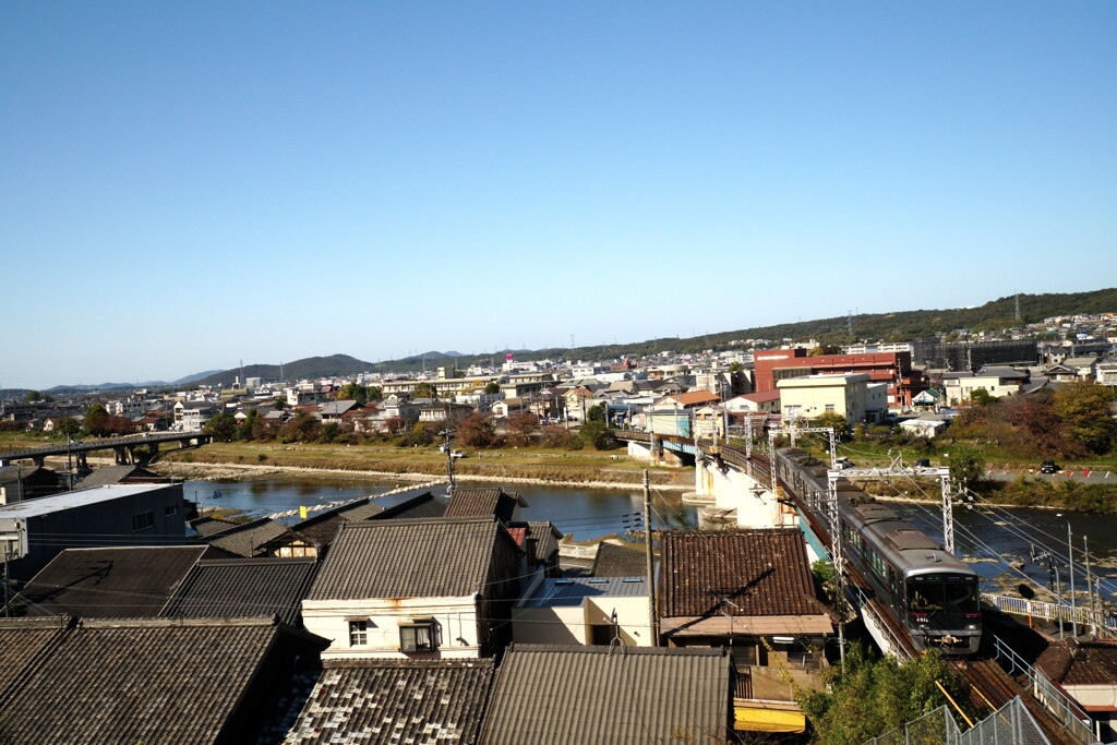 瓦屋根と鉄道の風景