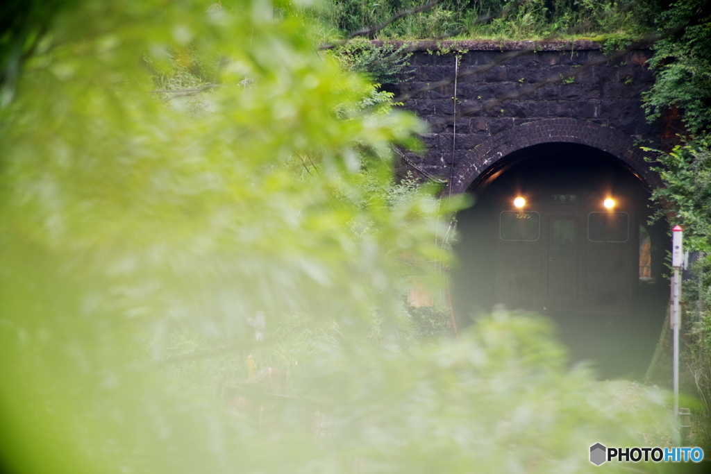 トンネルを抜けて奴が来る！