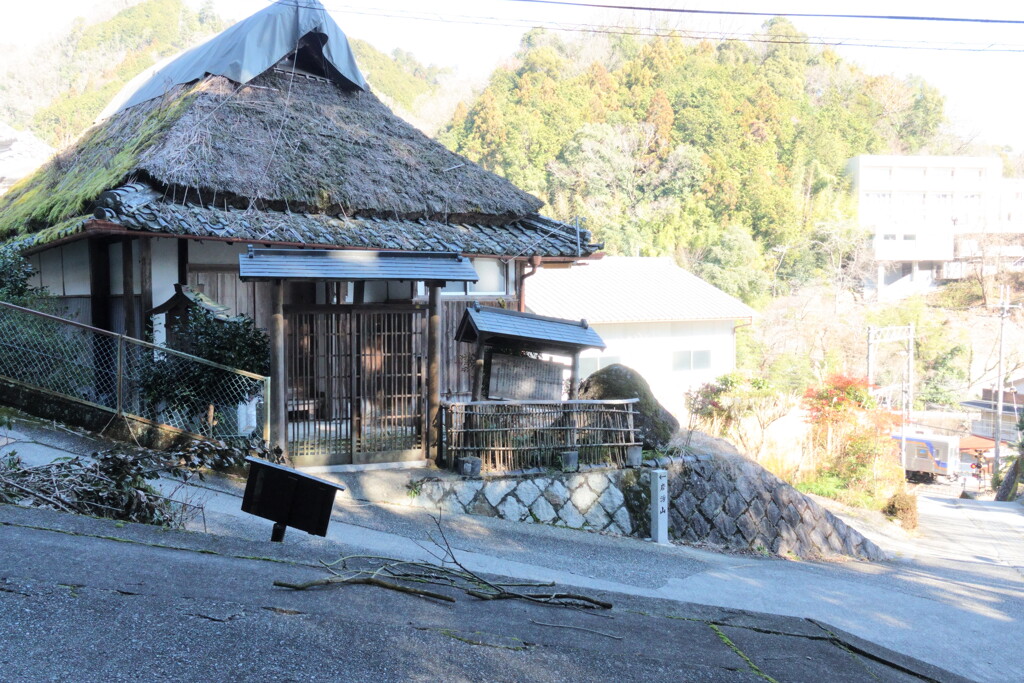 茅葺屋根と踏切の風景