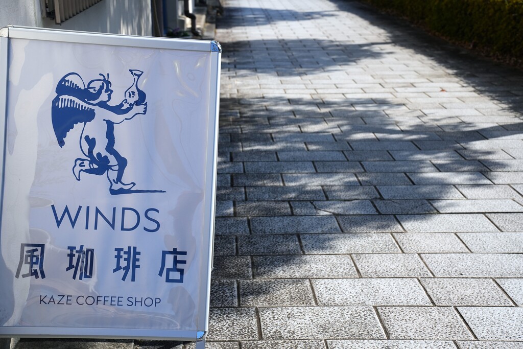 歩道に落ちた影