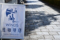 歩道に落ちた影