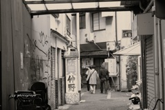 質屋のある路地