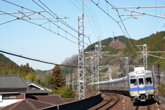 瓦屋根と電車の風景