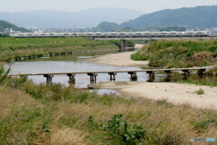沈下橋のある鉄道風景