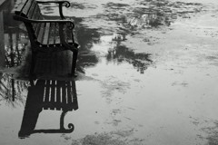 雨の日点描　ベンチ