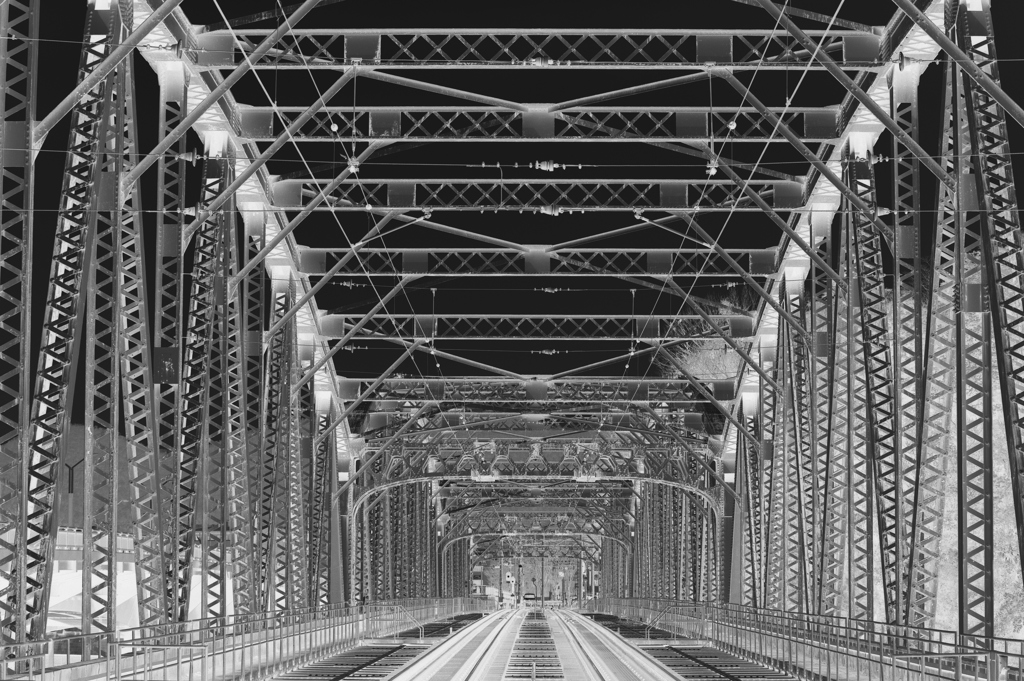 トラス橋（モノクロ反転・中望遠）