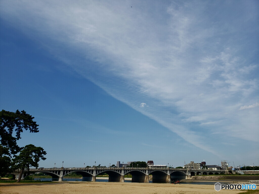 名橋と初夏の空