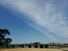 名橋と初夏の空