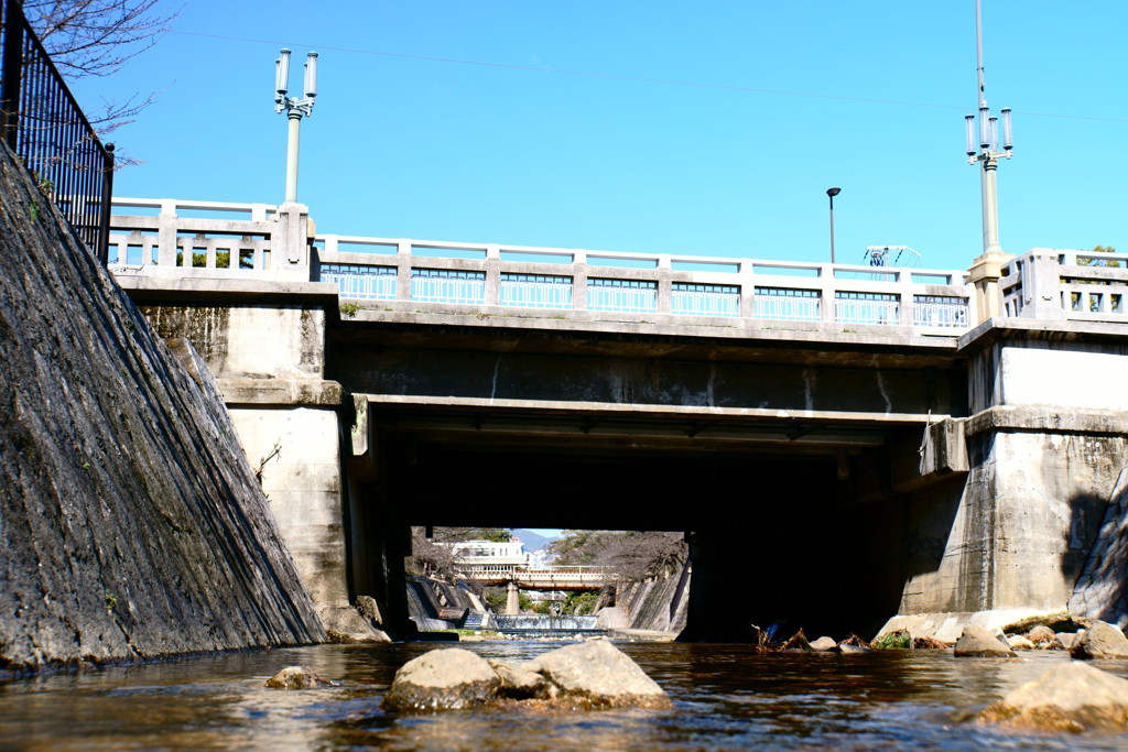 橋脚の下から