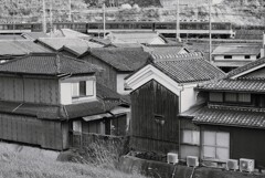 瓦屋根と鉄道の風景（モノクロで再投稿）
