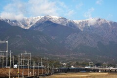 比良山系を背に