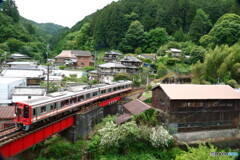 谷あいの町の鉄道風景