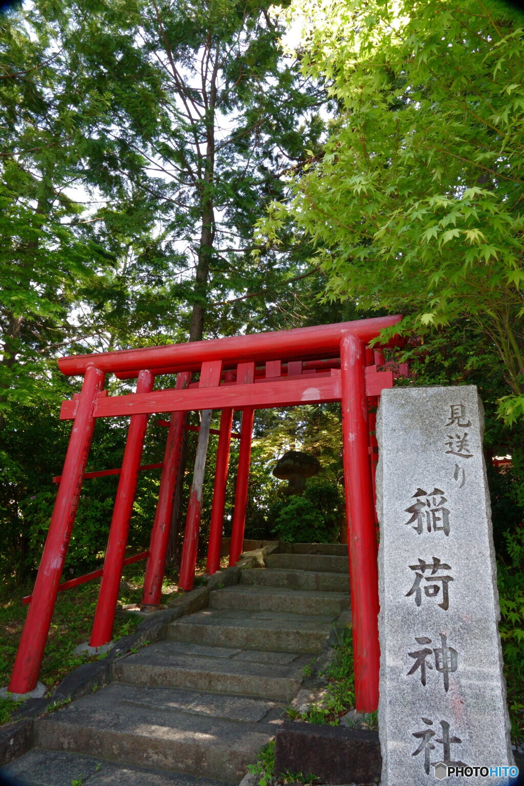 旅人の安全を願い見送る