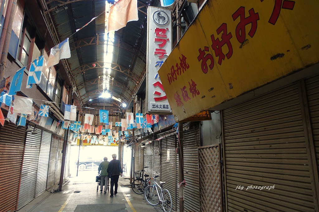 万国旗のある市場