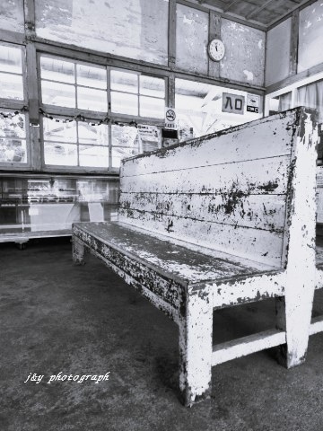 木製ベンチがある駅舎