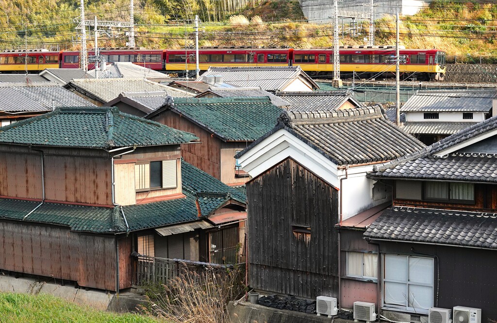 瓦屋根と鉄道の風景