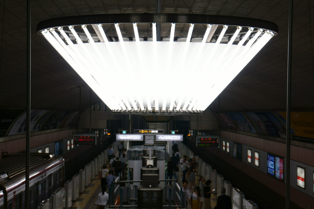 駅の風景「大阪メトロ心斎橋」