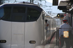 見送る