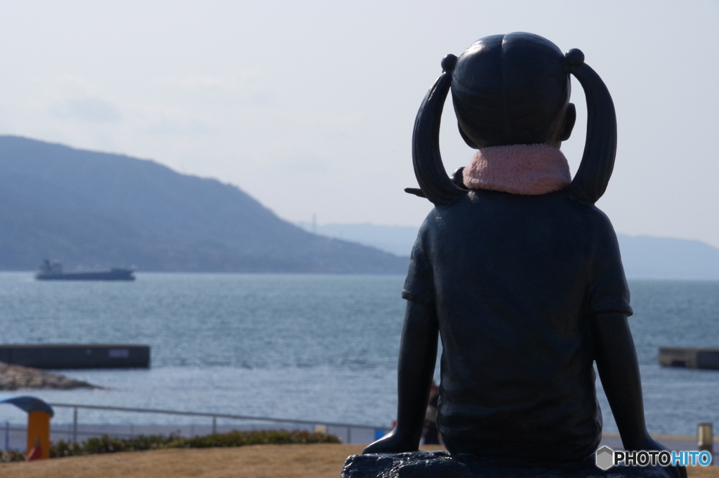 海を見つめる少女像