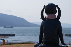 海を見つめる少女像