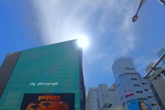 心斎橋で見上げる