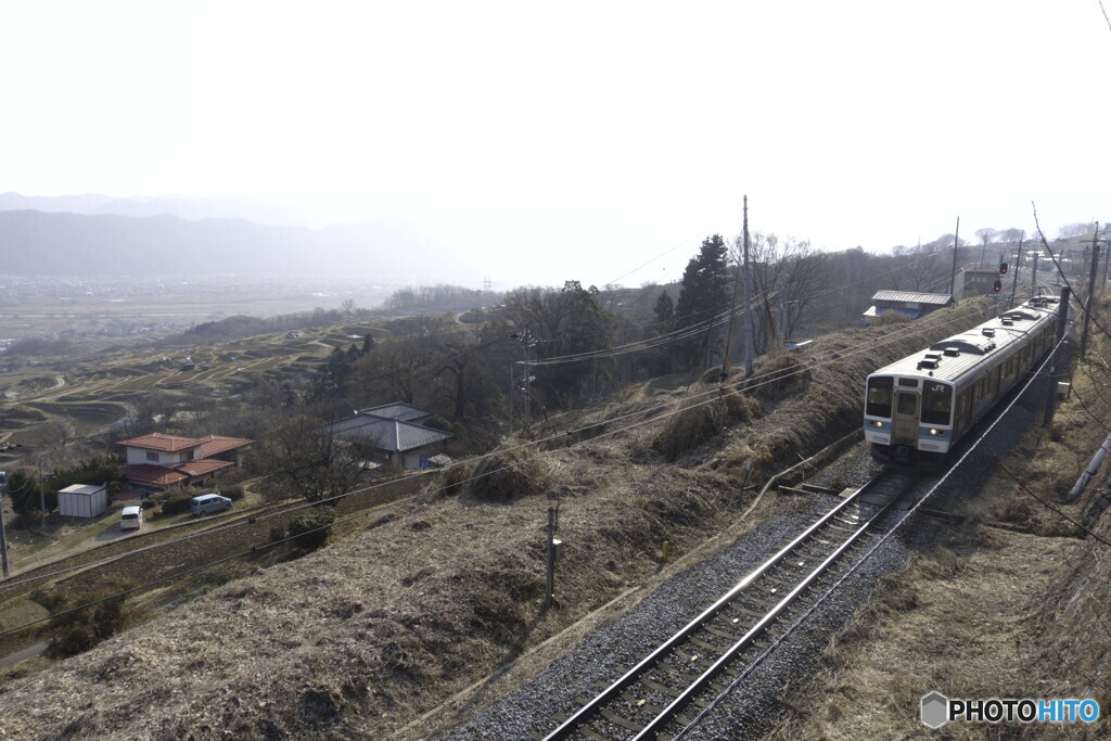 棚田と鉄道の風景