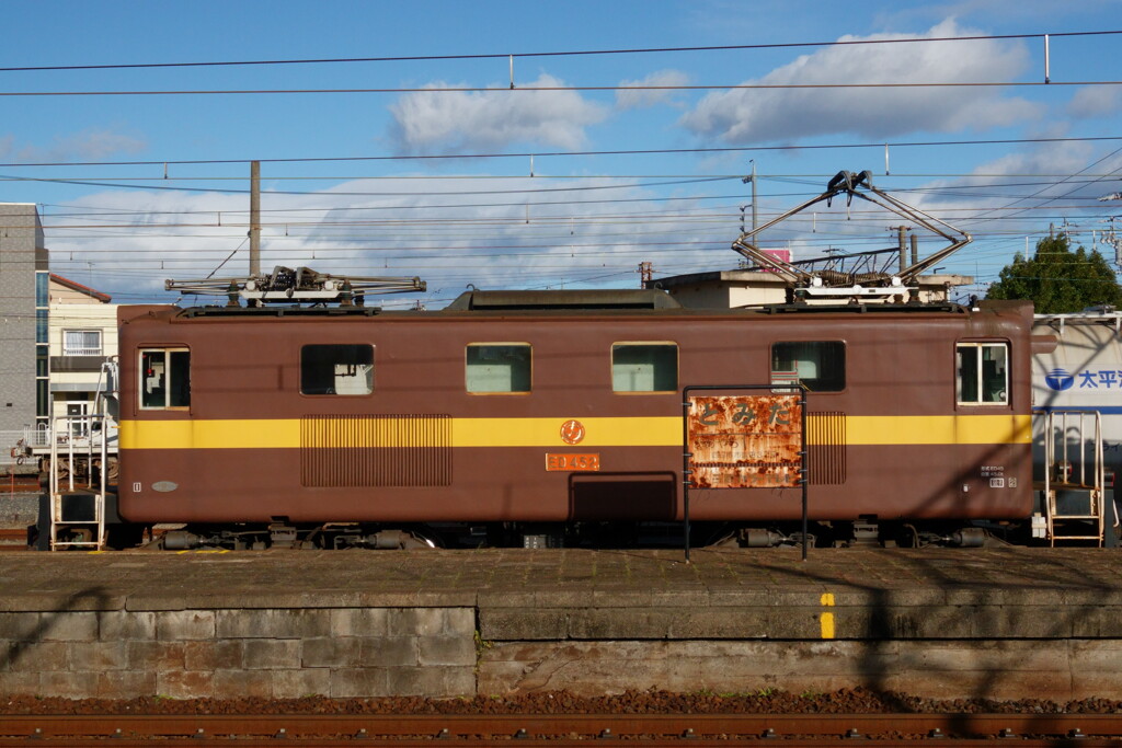 錆びた駅名板とデッキ付機関車