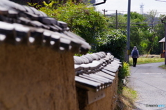 土塀のある小道